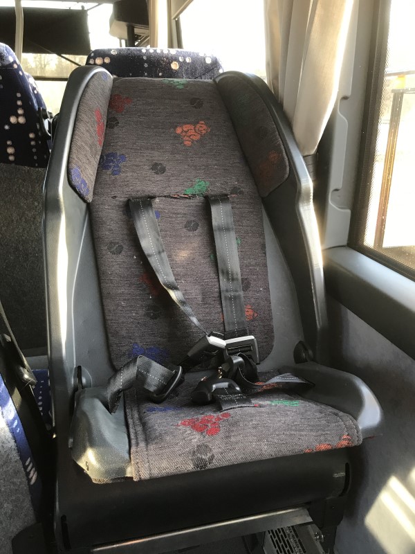 Barnstol i en regionbuss