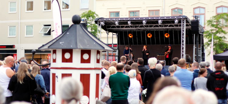 Bild på ett evenemang i Oskarshamn. Publik framför en scen.