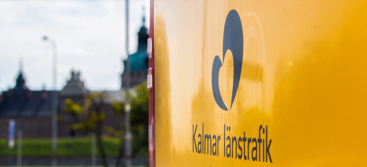 Buss från Kalmar länstrafik framför Kalmar slott
