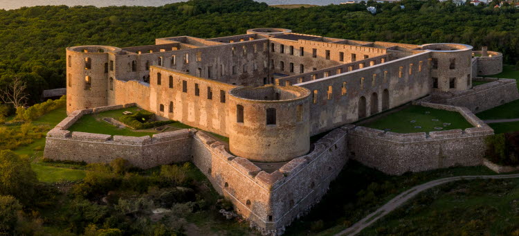 Kalmar slott mitt i natten med upplyst fasad