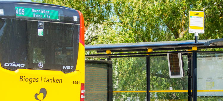 Buss som kör linje 405 lämnar en hållplats