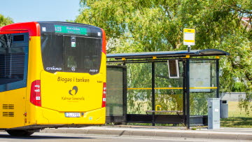 Buss står parkerad vid en hållplats