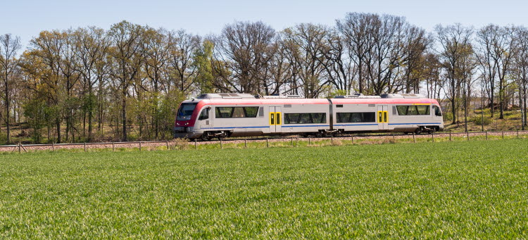 Kustpilentåg passerar en äng i Kalmar län