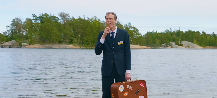 Bussföraren Bosse äter glass vid en sjö