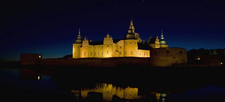 Kalmar slott mitt i natten med upplyst fasad
