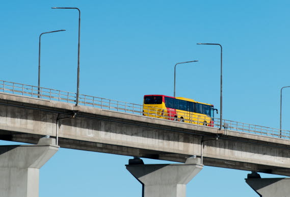 Två bussar som kör över Ölandsbron