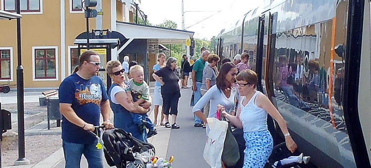 Bild på passagerare som går av på ett Öresundståg