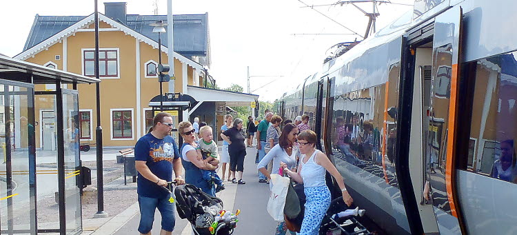 Bild på passagerare som går av på ett Öresundståg