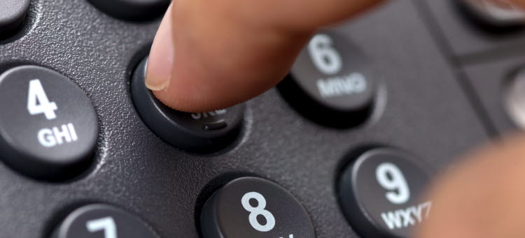 Person som knappar in ett telefonnummer