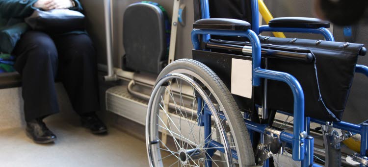 Den här är en bild på parkerad rullstol på buss