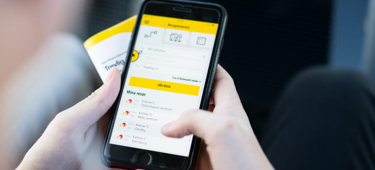 Person köper en biljett via Kalmar länstrafiks app