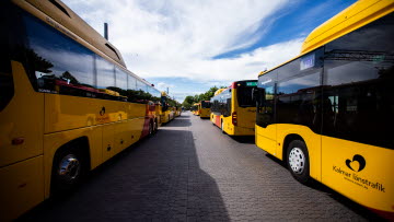 Bild på gula bussar på Kalmar centralstation. 