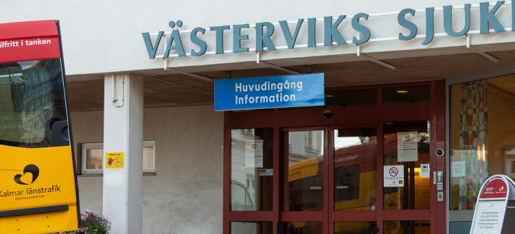 Servicefordon står parkerat vid huvudentrén vid sjukhuset i Västervik