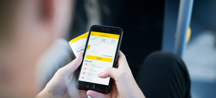 Person som använder sig av Kalmar länstrafiks mobilapp
