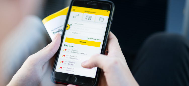 Person som köper biljetter i Kalmar länstrafiks mobilapp