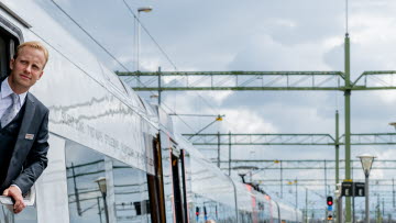 Bild på ett Öresundståg som avgår från en station